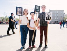 Семья Пантелеевых приняла участие в акции в первый раз. Их родственники воевали и вернулись. «Это память о наших, честь отдаём своим дедам, чтобы никто не забыл эту страшную войну, чтобы дети подрастали и знали историю», — сказал Евгений.