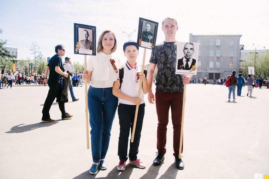 Семья Пантелеевых приняла участие в акции в первый раз. Их родственники воевали и вернулись. «Это память о наших, честь отдаём своим дедам, чтобы никто не забыл эту страшную войну, чтобы дети подрастали и знали историю», — сказал Евгений.