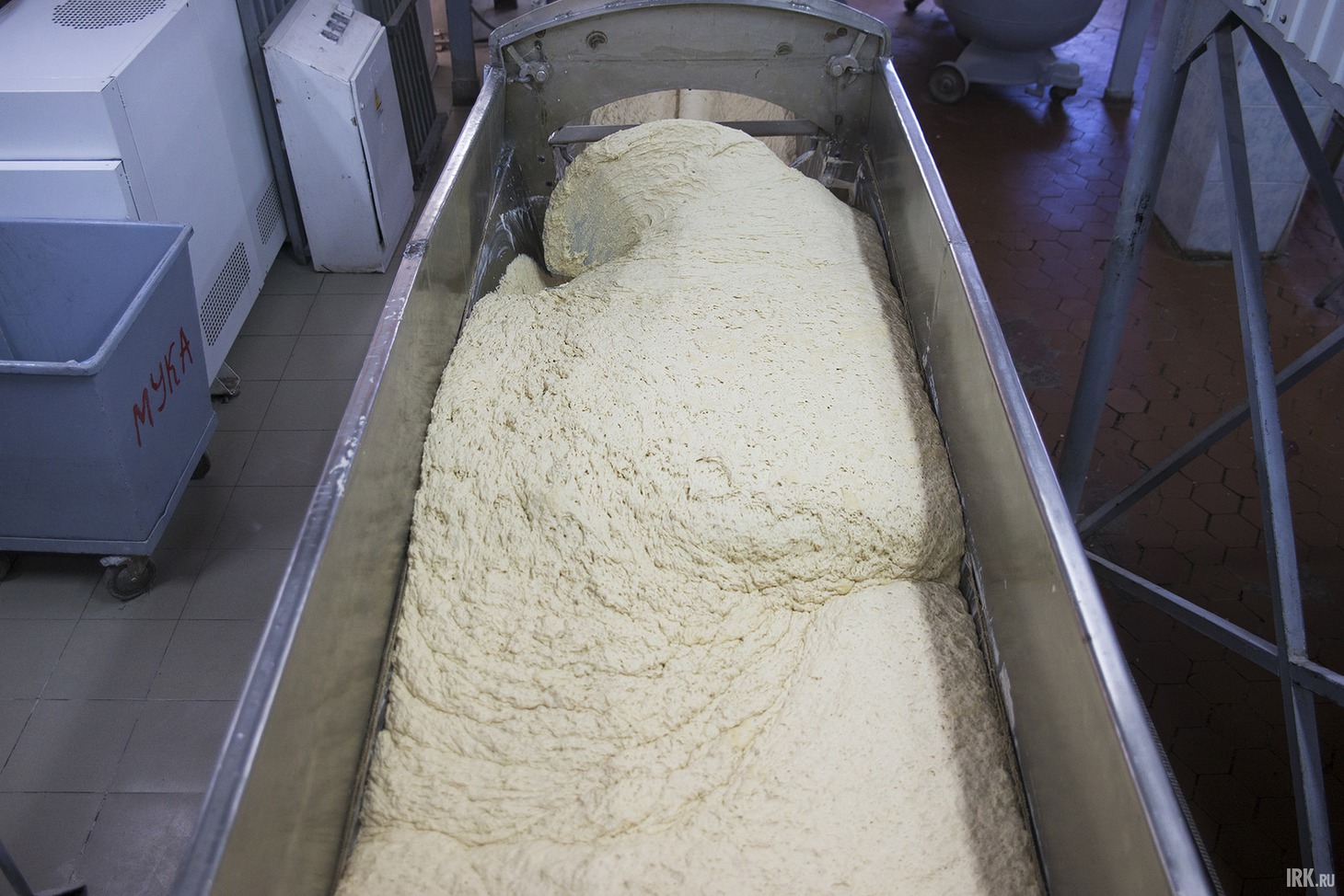 Опара бродит около пяти часов