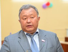 Кузьма Алдаров, председатель комитета по законодательству о природопользовании, экологии и сельском хозяйстве Усть-Ордынского Бурятского округа, член комиссии по контрольной деятельности.