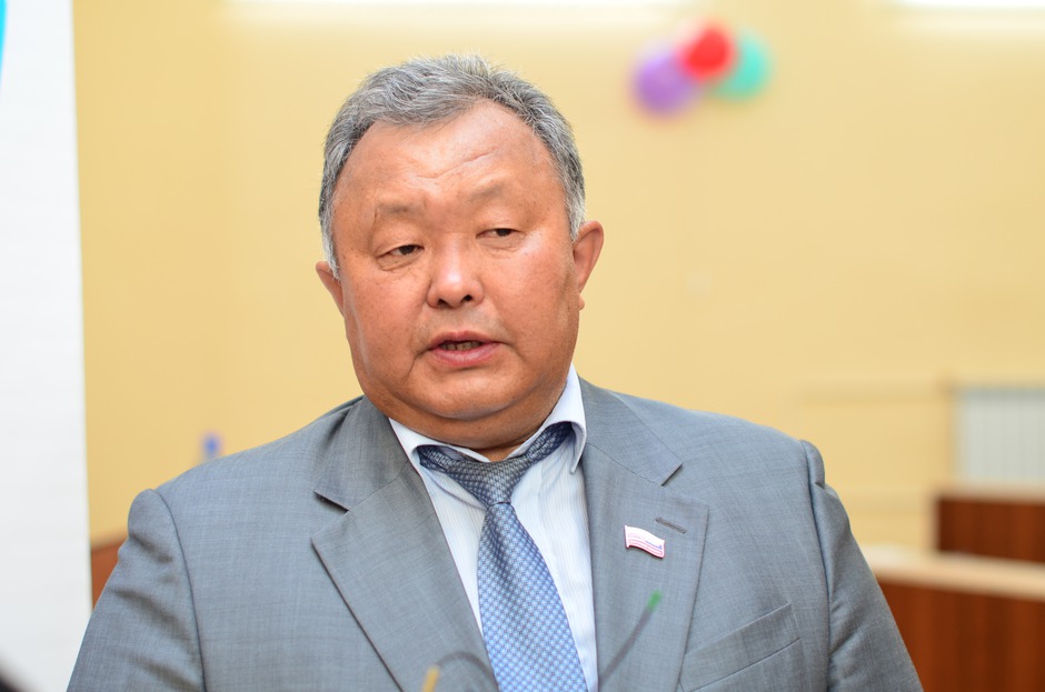 Кузьма Алдаров, председатель комитета по законодательству о природопользовании, экологии и сельском хозяйстве Усть-Ордынского Бурятского округа, член комиссии по контрольной деятельности.