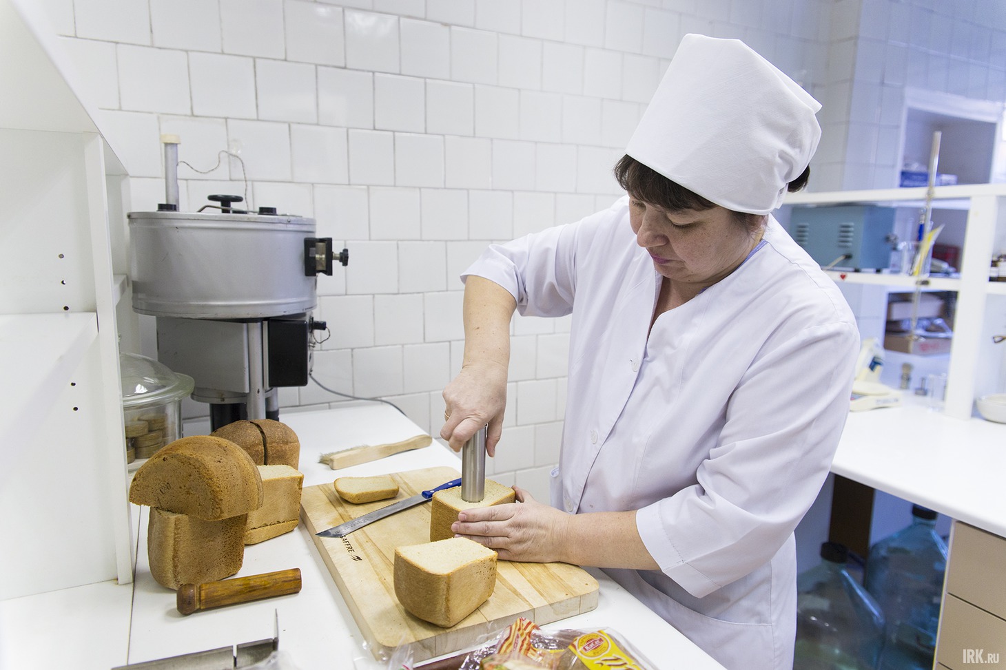 Инженер-технолог Виктория Шицелова проверяет готовую продукцию