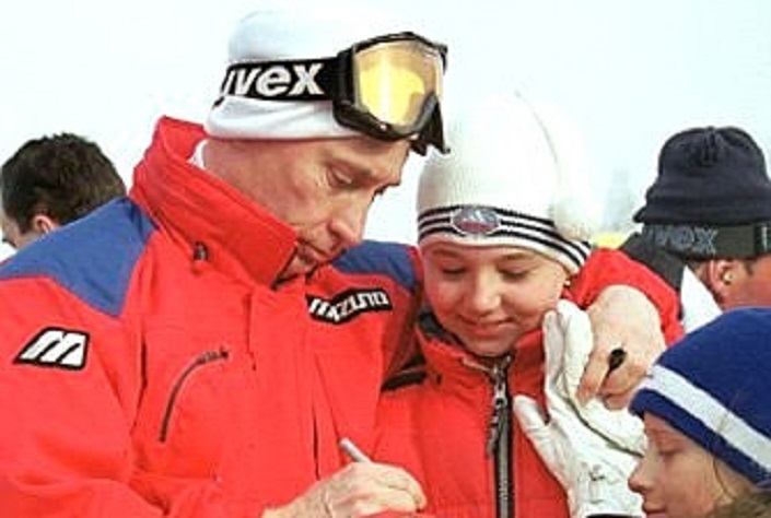 На спортивной базе «Байкальская». С юными горнолыжниками. Фото с сайта kremlin.ru