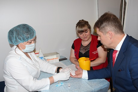 На открытии акции «СТОП ВИЧ/СПИД». Фото пресс-службы министерства здравоохранения Иркутской области.