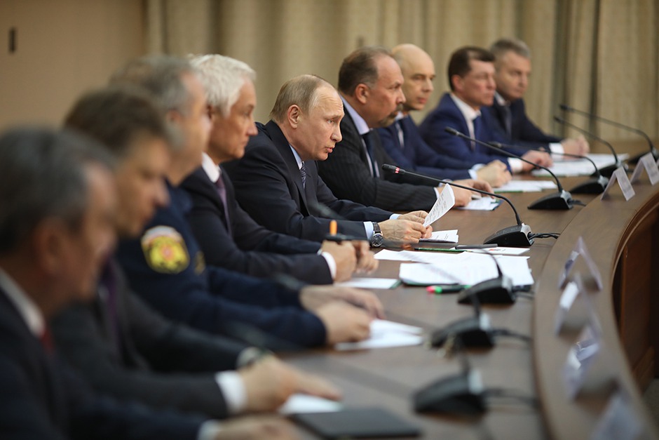 Владимир Путин поинтересовался, как организовано питание в пункте временного размещения жителей Бубновки. Кирилл Свистелин ответил, что все вопросы решены. Фото с сайта irkobl.ru