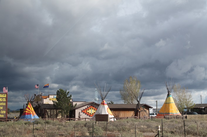 Стилизованное поселение на территории индейской резервации.