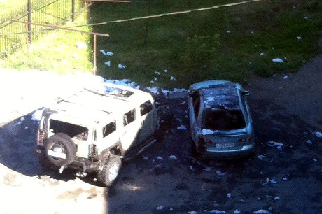 Сгоревшие машины в микрорайоне Топкинский. Фото из группы «ДТП 38RUS»