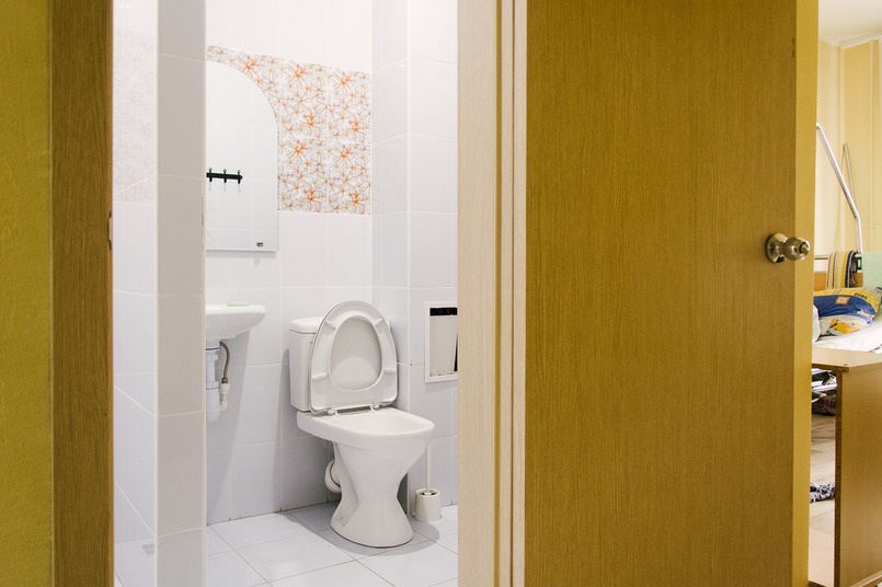 Душевые и туалеты оформлены в разном дизайне, чтобы постояльцы чувствовали себя уютно