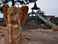 Скульптура японского мастера Хикару Кодама «Небо и земля» — это трёхликий ангел, каждое из лиц которого выражает свою эмоцию: печаль, грусть и гнев.