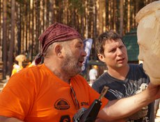 В истории «Лукоморья» не так много случаев, когда мастера стремились создать деревянные портреты широко известных людей. Сибирский писатель будет сидеть на крыльце полуразрушенного дома, а дверная колода станет рамой для этого портрета.