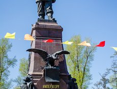 У памятника, кстати, непростая история. Первоначально он был возведен в 1908 году, но в 1920 году его разрушили и на его месте установили «шпиль». Лишь в 2003 году памятник восстановлен.