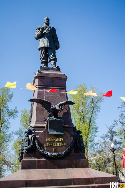 У памятника, кстати, непростая история. Первоначально он был возведен в 1908 году, но в 1920 году его разрушили и на его месте установили «шпиль». Лишь в 2003 году памятник восстановлен.