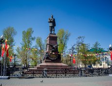 Наше путешествие начинается с памятника императору Александру Третьему. Это излюбленное место для встреч влюбленных и проведения городских мероприятий.