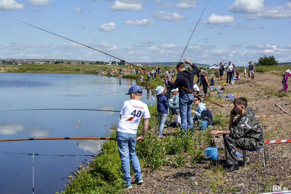 В процессе ловли рыбы одному ребенку мог помочь только один из родителей.
