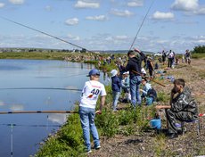 В процессе ловли рыбы одному ребенку мог помочь только один из родителей.