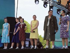 В завершение праздника выступила иркутская команда КВН «Раисы».