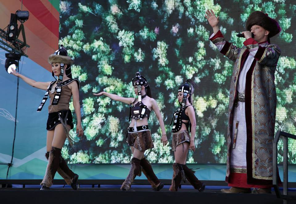 Концертная программа состояла из десяти блоков, рассказывающих о развитии и становлении Иркутской области.