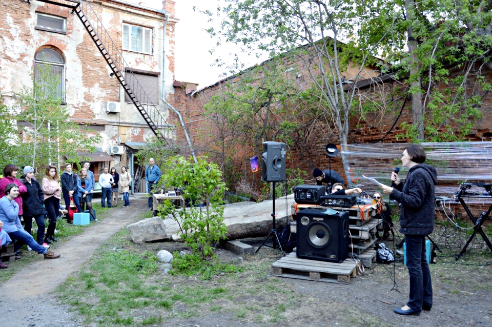 Вечером 20 мая во дворе Галереи сибирского искусства (ул. Карла Маркса, 23) прошли поэтические чтения.