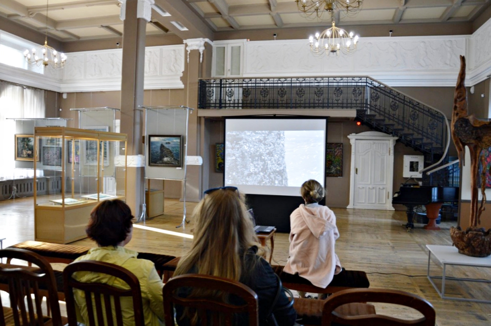 Тем временем в самой галерее можно было посмотреть фильмы фестиваля «Человек и Природа».