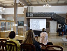 Тем временем в самой галерее можно было посмотреть фильмы фестиваля «Человек и Природа».