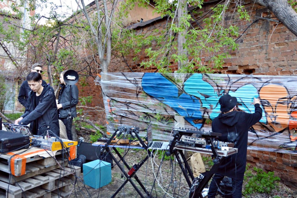 Также во дворе создавали музыку и граффити.