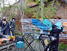 Также во дворе создавали музыку и граффити.