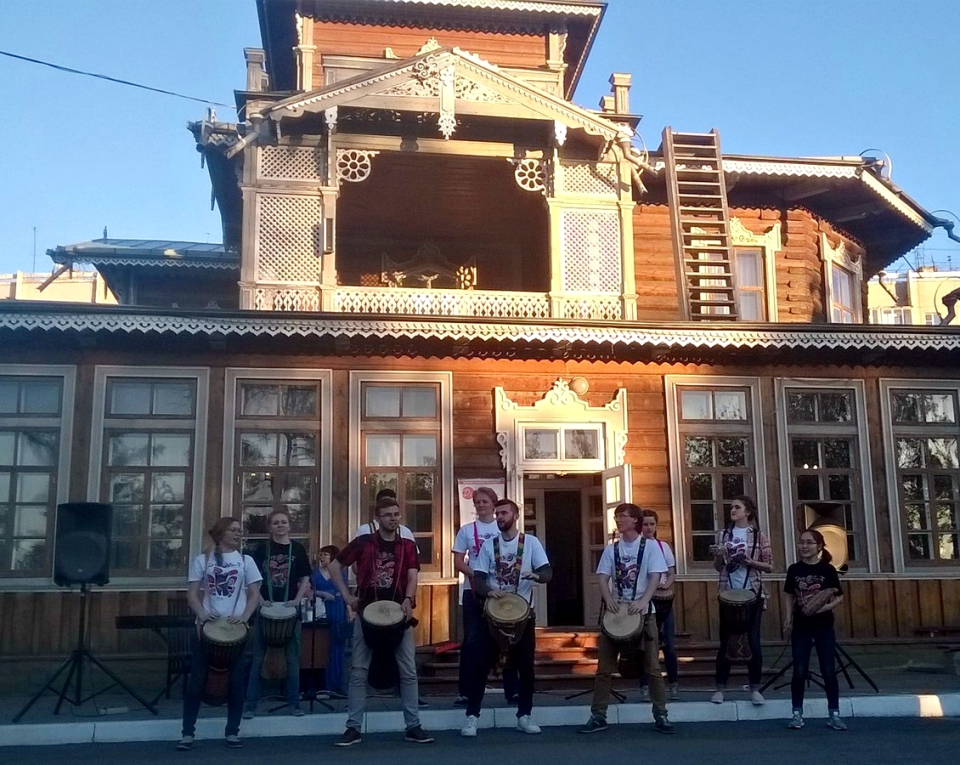 Во дворе усадьбы Сукачёва выступила студия этнической перкуссии «Этнобит».