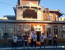 Во дворе усадьбы Сукачёва выступила студия этнической перкуссии «Этнобит».