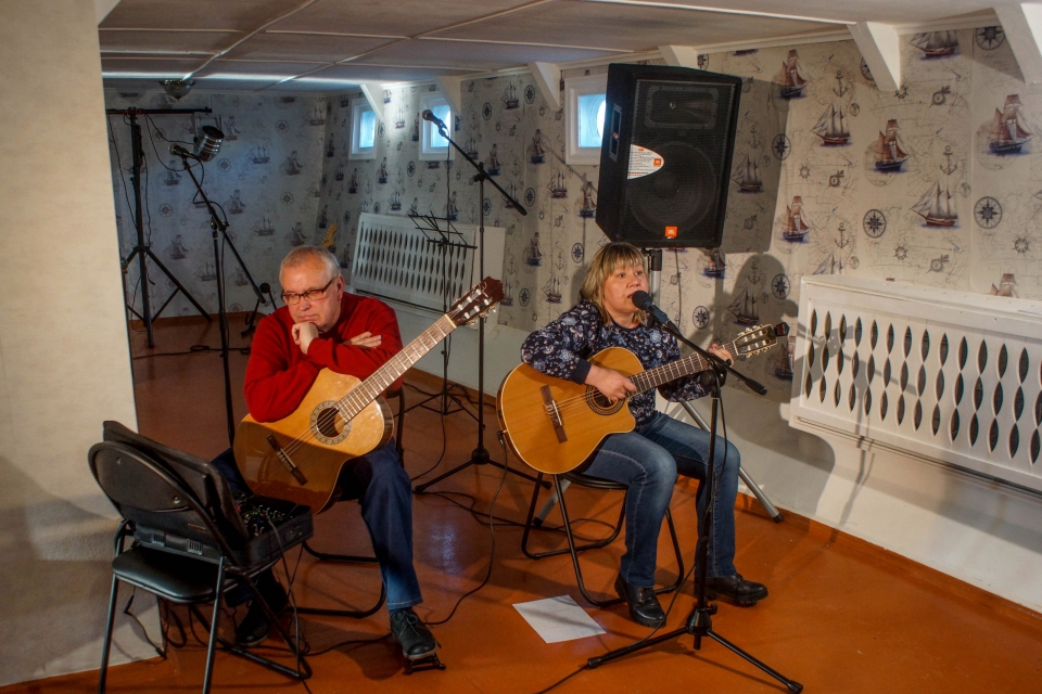 На ледоколе «Ангара» состоялся концерт гитариста  Олега Глинского, солистки Ольги Новиковой и группы «Ледокол».