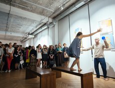 Кульминация вечера — пластический перфоманс с участием артистов из театра танца Владимира Лопаева «PROдвижение».