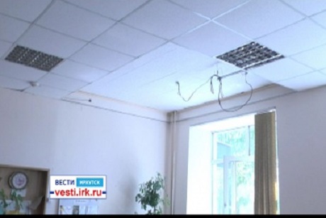 В Иркутске подвесной потолок обвалился на школьников: есть пострадавшие