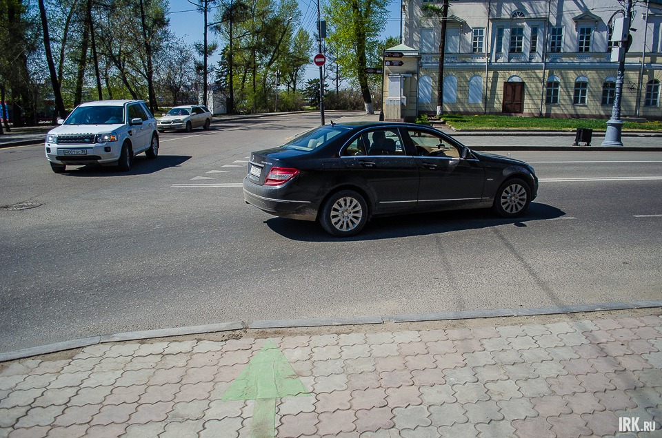 Следующий объект — особняк купцов Сибиряковых, известный как Белый дом. Он находится через дорогу от краеведческого музея.