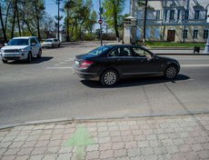 Следующий объект — особняк купцов Сибиряковых, известный как Белый дом. Он находится через дорогу от краеведческого музея.