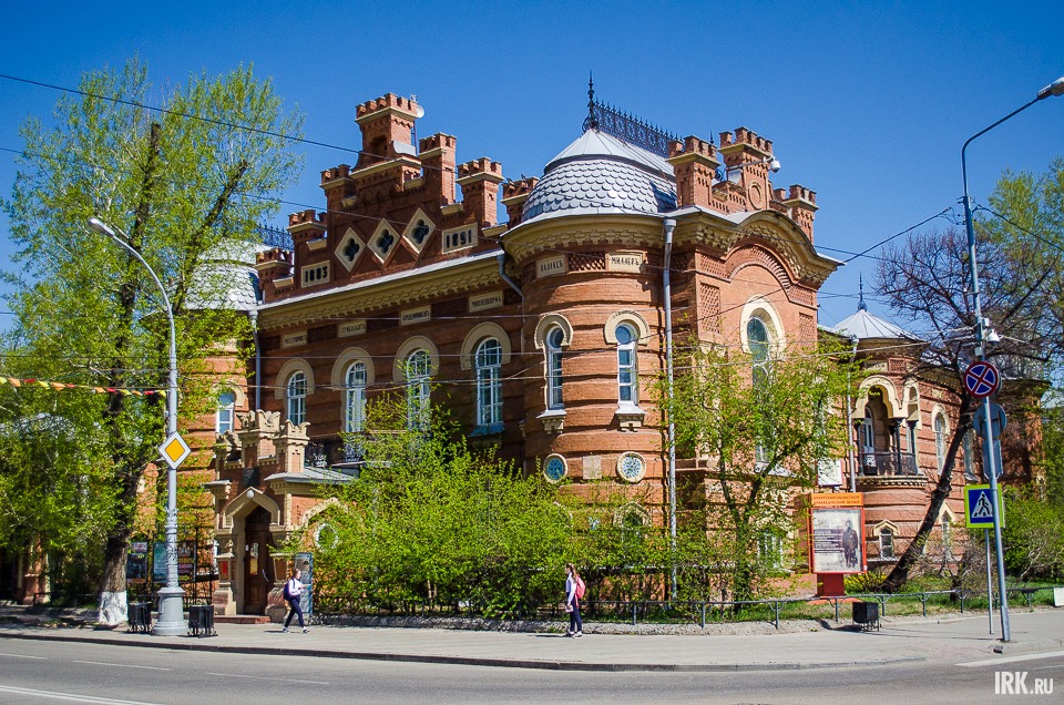Возвращаемся к краеведческому музею. Здание возведено в 1883 году на государственные средства и частные пожертвования. В 1891 году к главному зданию сделан двухэтажный пристрой. На фронтоне здания выбиты фамилии знаменитых исследователей Азии.