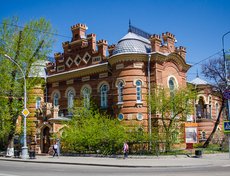 Возвращаемся к краеведческому музею. Здание возведено в 1883 году на государственные средства и частные пожертвования. В 1891 году к главному зданию сделан двухэтажный пристрой. На фронтоне здания выбиты фамилии знаменитых исследователей Азии.