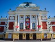 Драмтеатр — гордость иркутских театралов. Построен в 1897 году на средства состоятельных граждан. В 1995 году зданию присвоен статус памятника исторического и культутрного наследия федерального значения.