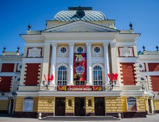 Драмтеатр — гордость иркутских театралов. Построен в 1897 году на средства состоятельных граждан. В 1995 году зданию присвоен статус памятника исторического и культутрного наследия федерального значения.