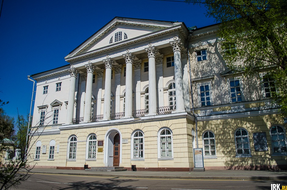 Дом был построен в 1802 году, но позже сгорел и обрушился. Ныне существующий особняк — точная копия первого, построен в 1821 году. С 1939 года здесь находится библиотека ИГУ.