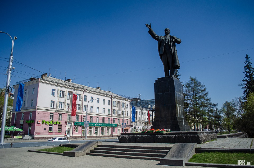 Идём дальше по улице Карла Маркса к памятнику Владимиру Ленину. Его установили в 1952 году. Скульптура отлита в Ленинграде, и является авторским повтором. Оригинал находится в Воронеже, а ещё одна копия в Вильнюсе.