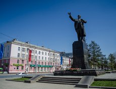 Идём дальше по улице Карла Маркса к памятнику Владимиру Ленину. Его установили в 1952 году. Скульптура отлита в Ленинграде, и является авторским повтором. Оригинал находится в Воронеже, а ещё одна копия в Вильнюсе.