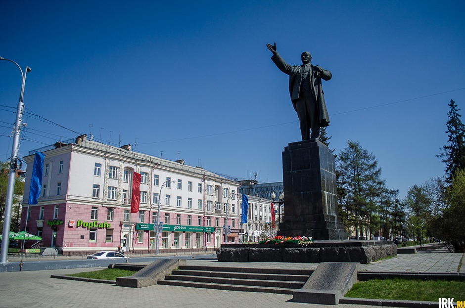 Идём дальше по улице Карла Маркса к памятнику Владимиру Ленину. Его установили в 1952 году. Скульптура отлита в Ленинграде, и является авторским повтором. Оригинал находится в Воронеже, а ещё одна копия в Вильнюсе.