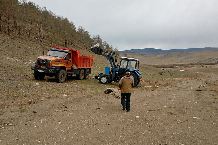 Уборка свалки возле Еланцов. Фото пресс-службы ФГБУ «Заповедное Прибайкалье»