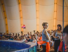 В ожидании шоу.