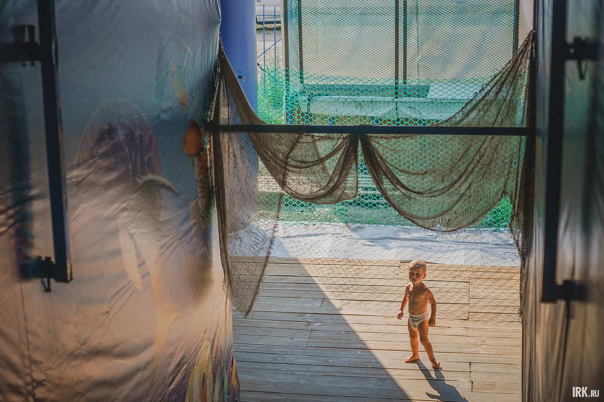 Дельфинарий гостит в Иркутске до конца лета. Представления проходят по средам, четвергам и пятницам в 18:00, по субботам и воскресеньям в 12:00, 15:00 и 18:00.