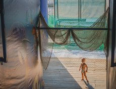 Дельфинарий гостит в Иркутске до конца лета. Представления проходят по средам, четвергам и пятницам в 18:00, по субботам и воскресеньям в 12:00, 15:00 и 18:00.