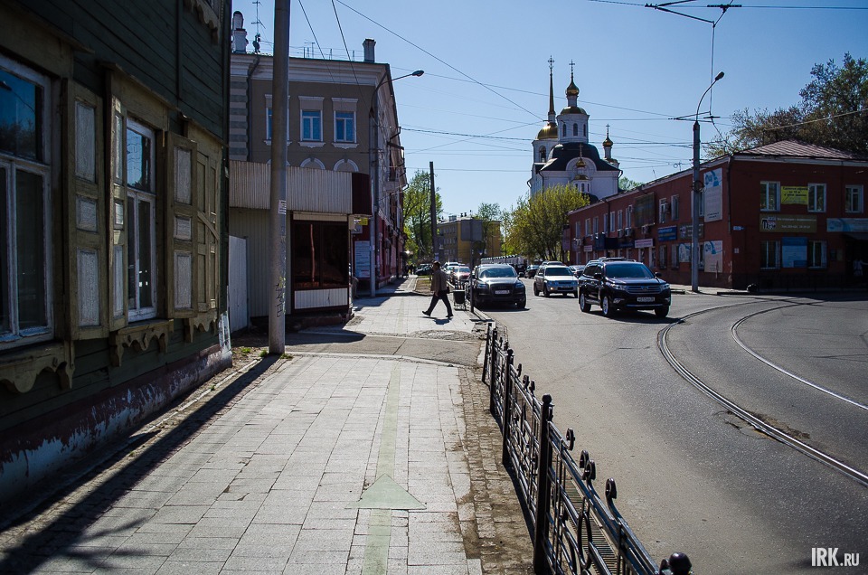 Сворачиваем с улицы Ленина на Горького и идём в сторону набережной. На пересечении Горького и 5-й Армии нас ожидает церковь во имя Михаила Архангела (Харлампиевская). Её видно издалека.