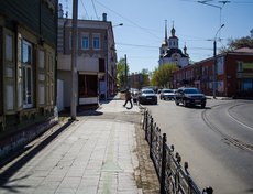 Сворачиваем с улицы Ленина на Горького и идём в сторону набережной. На пересечении Горького и 5-й Армии нас ожидает церковь во имя Михаила Архангела (Харлампиевская). Её видно издалека.
