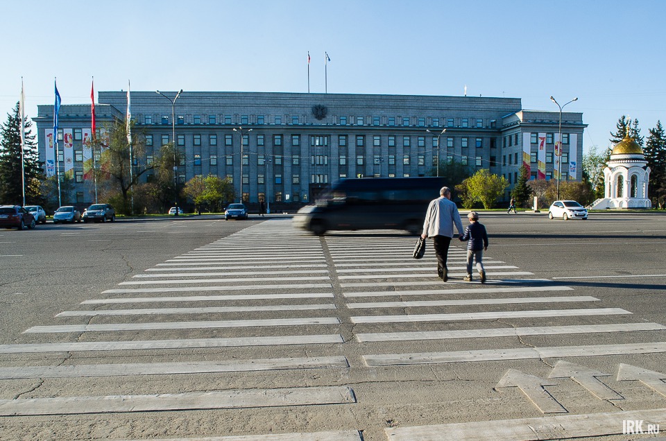 Со сквера Кирова по большому пешеходному переходу идём к дому советов, ныне здание правительства Иркутской области. Здание строилось с 1937 по 1959 год, возникли сложности с просадкой фундамента.