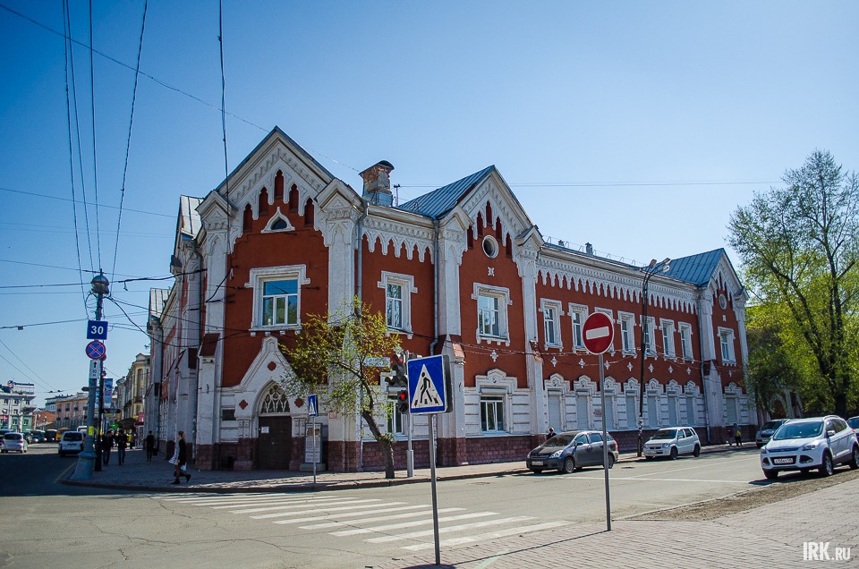 Напротив художественного музея находится памятник №10 — комплекс Базановского воспитательного дома с родильным отделением, ныне клиника глазных болезней.