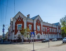 Напротив художественного музея находится памятник №10 — комплекс Базановского воспитательного дома с родильным отделением, ныне клиника глазных болезней.
